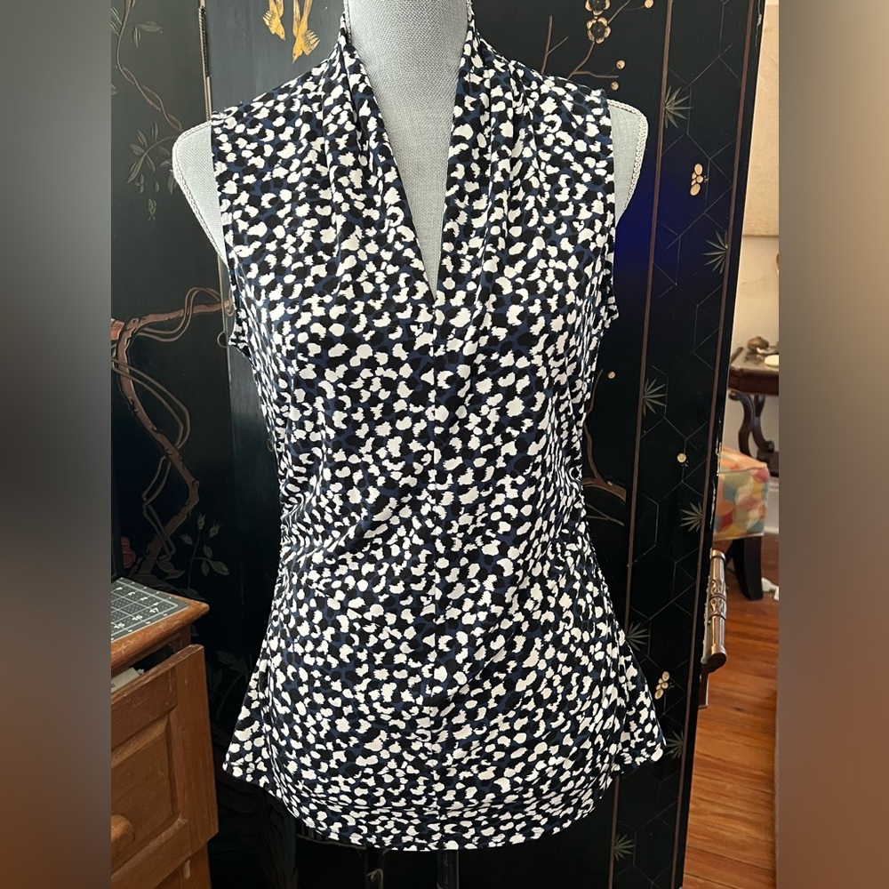 Vince Camuto Rauched V-neck Top Size Large—black, blue, and white
